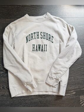 Brandy Melville Light Gray Crewneck with Dark Green 'North Shore Hawaii' Print